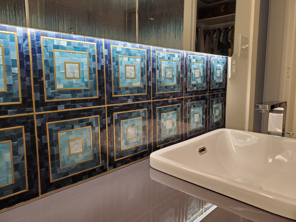 Идея дизайна: главная ванная комната среднего размера в стиле модернизм с синими фасадами, душевой комнатой, синей плиткой, стеклянной плиткой, открытым душем, синей столешницей, тумбой под одну раковину и подвесной тумбой