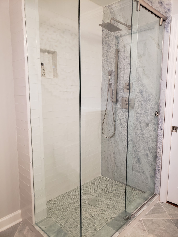 Esempio di una piccola stanza da bagno contemporanea con doccia ad angolo, piastrelle multicolore, piastrelle in pietra, pareti bianche, pavimento con piastrelle a mosaico, pavimento verde e porta doccia scorrevole