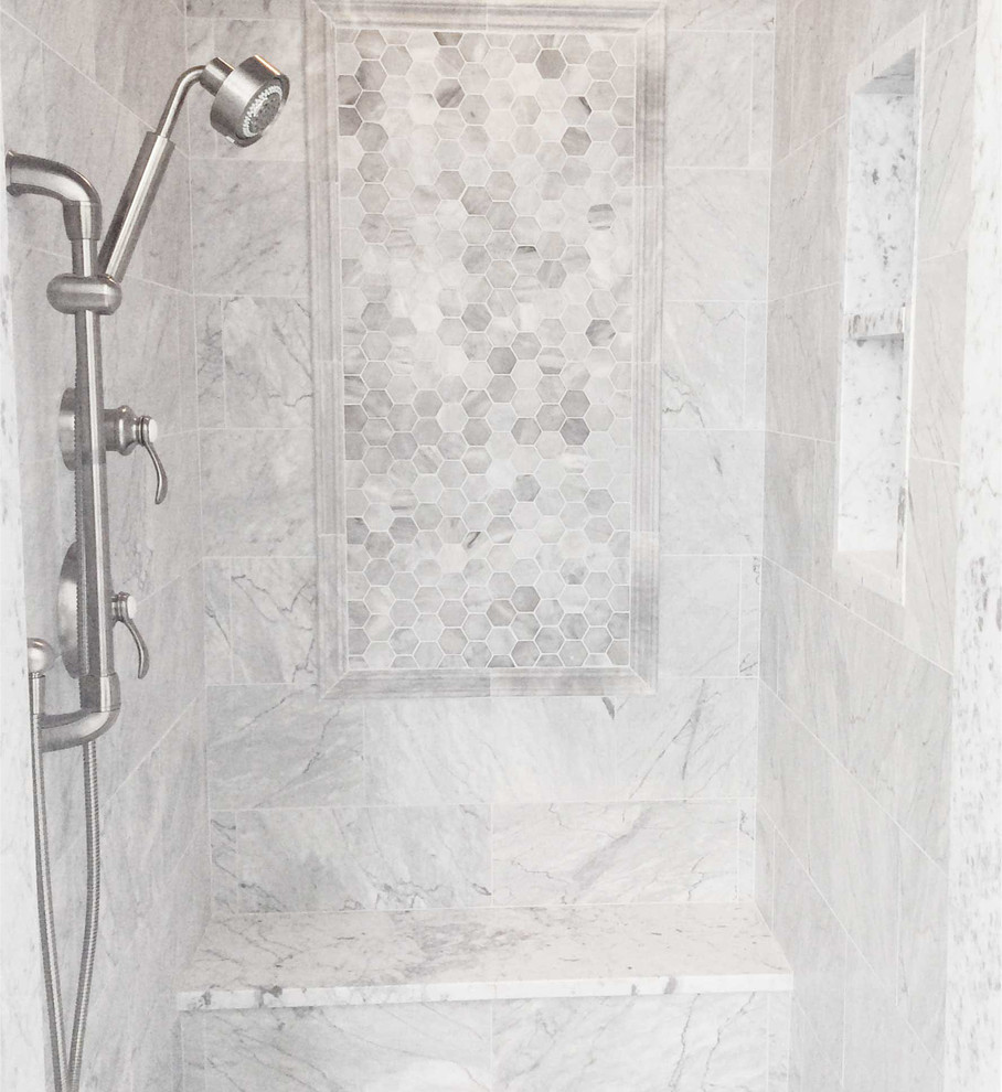 Exempel på ett litet modernt badrum, med en dusch i en alkov