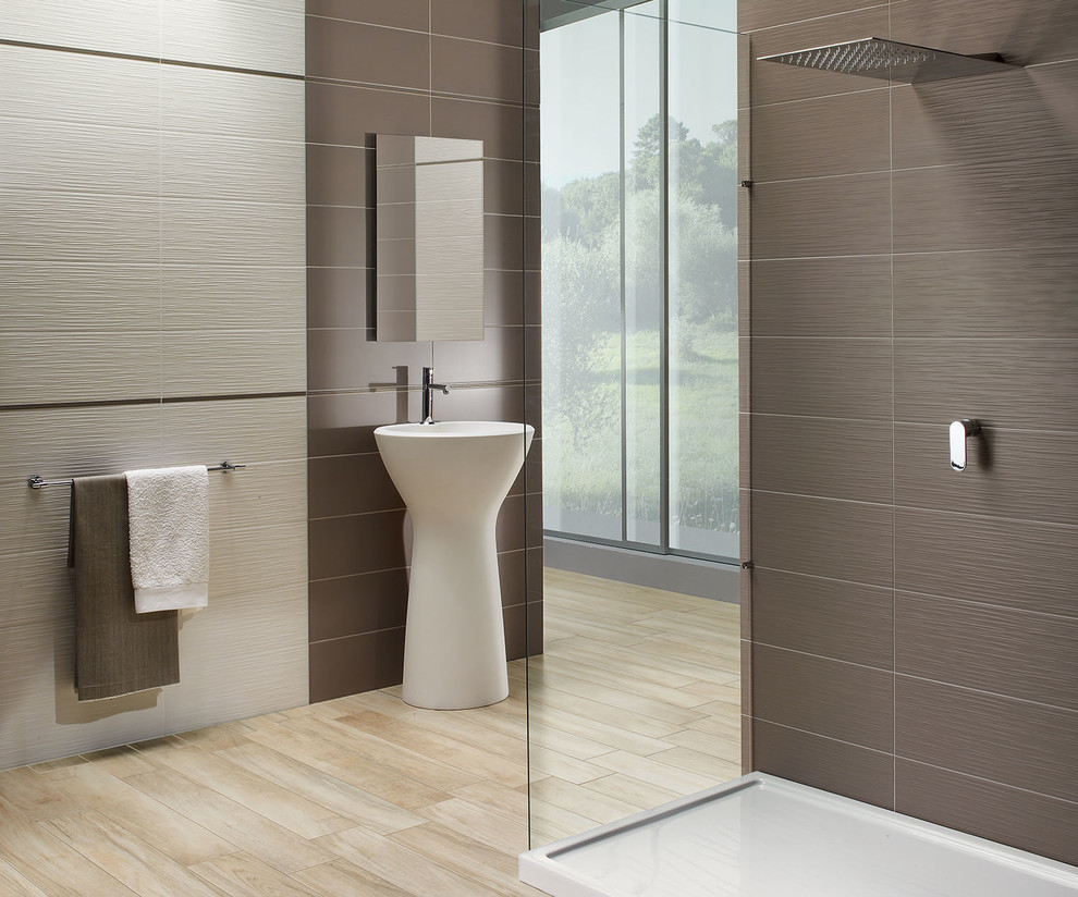Свежая идея для дизайна: большая ванная комната в стиле модернизм с раковиной с пьедесталом, коричневой плиткой, керамической плиткой, коричневыми стенами и полом из керамогранита - отличное фото интерьера