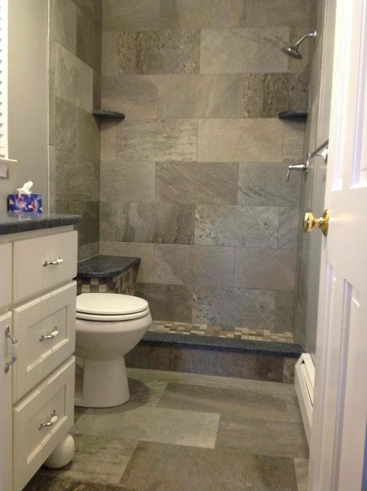 Immagine di una piccola stanza da bagno con ante con riquadro incassato, ante bianche, top in laminato, doccia alcova, WC a due pezzi e piastrelle in pietra
