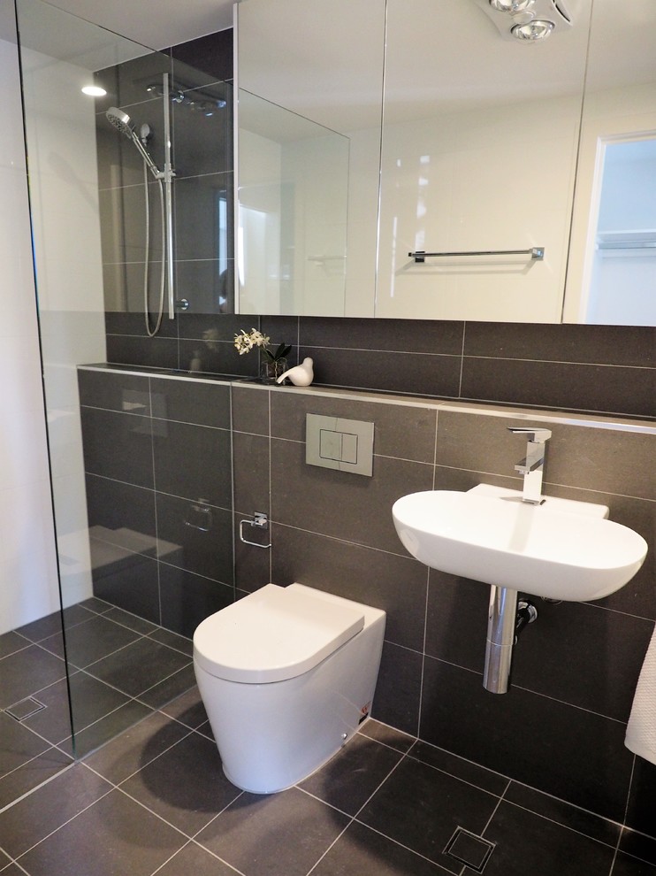 Modernes Badezimmer mit Duschnische, schwarzen Fliesen, Keramikfliesen, weißer Wandfarbe, Keramikboden, Wandwaschbecken, schwarzem Boden und offener Dusche in Brisbane