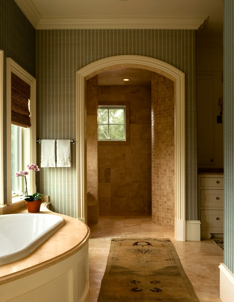 Свежая идея для дизайна: большая главная ванная комната в классическом стиле с фасадами с утопленной филенкой, белыми фасадами, угловым душем, бежевой плиткой, каменной плиткой, зелеными стенами, полом из травертина, врезной раковиной и мраморной столешницей - отличное фото интерьера
