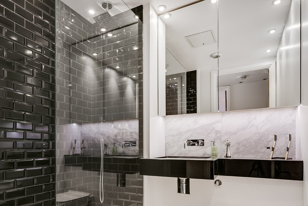На фото: ванная комната в современном стиле с плоскими фасадами, черными фасадами, душем в нише, черной плиткой, плиткой кабанчик, белыми стенами, душевой кабиной и подвесной раковиной