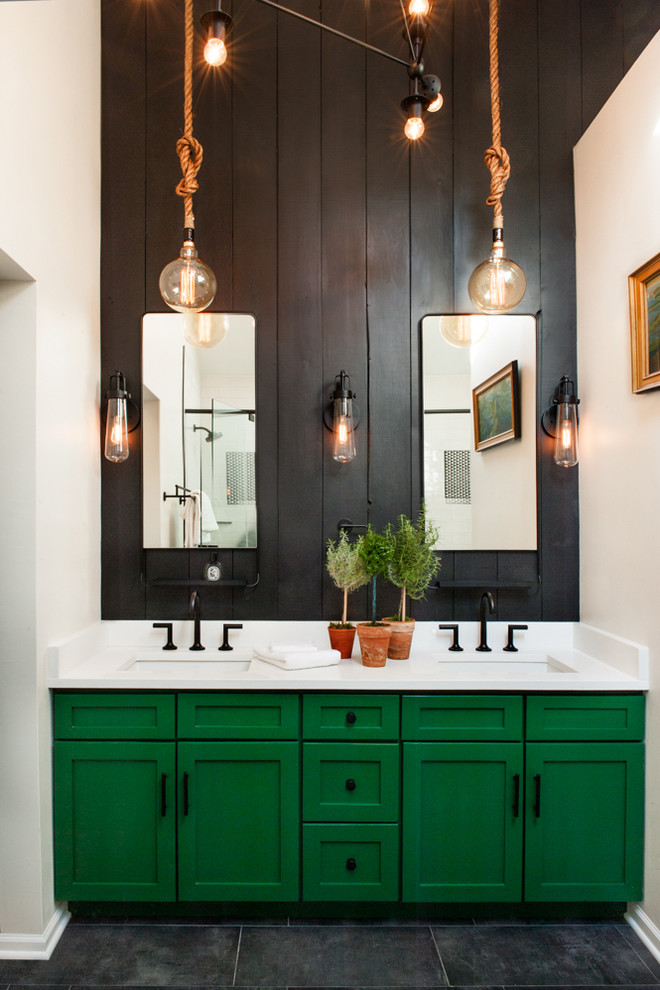 Imagen de cuarto de baño campestre con armarios estilo shaker, puertas de armario verdes, paredes negras, lavabo bajoencimera y suelo negro