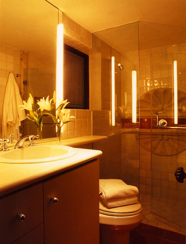 Diseño de cuarto de baño tropical con lavabo encastrado, armarios con paneles lisos, ducha empotrada y baldosas y/o azulejos beige