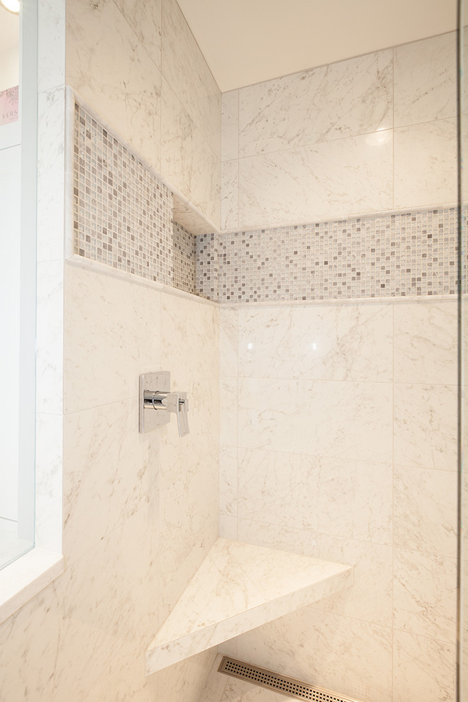 Mittelgroßes Modernes Badezimmer En Suite in Vancouver