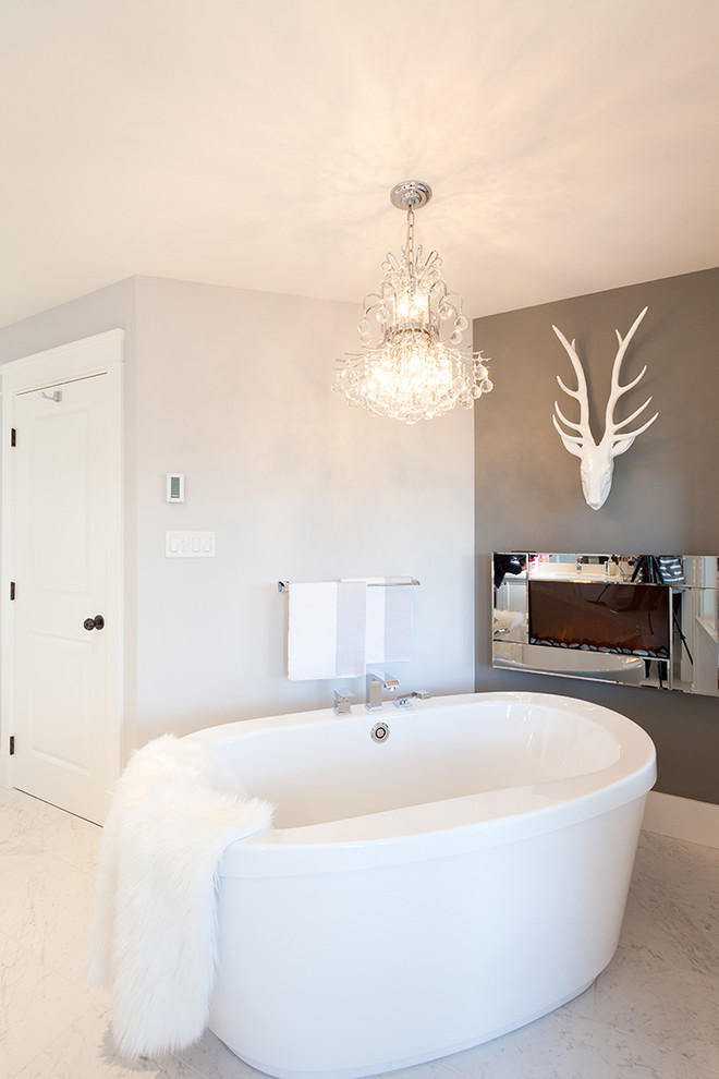 Inspiration för mellanstora moderna en-suite badrum, med ett fristående badkar, en hörndusch och en toalettstol med hel cisternkåpa