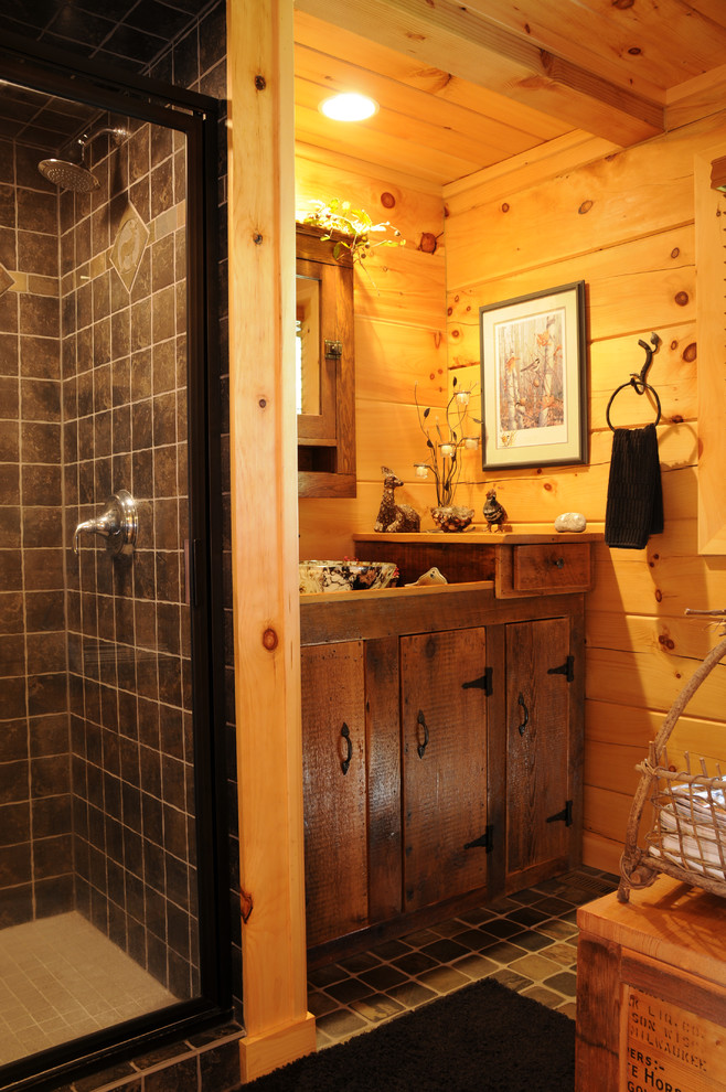 Стильный дизайн: главная ванная комната в стиле рустика с настольной раковиной, плоскими фасадами, темными деревянными фасадами, столешницей из дерева, душем в нише, коричневой плиткой, коричневыми стенами и полом из керамической плитки - последний тренд