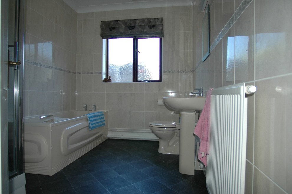 Cette photo montre une salle de bain principale chic de taille moyenne avec un lavabo de ferme, une baignoire en alcôve, une douche d'angle, WC séparés, un carrelage beige, des carreaux de céramique et un sol en linoléum.