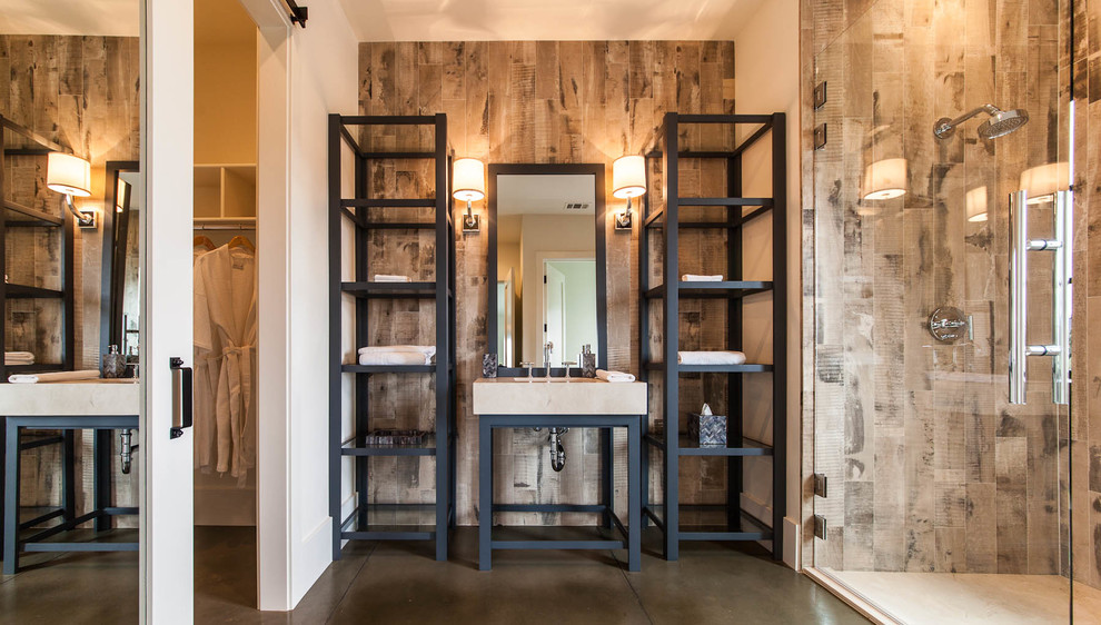 Foto de cuarto de baño de estilo de casa de campo con armarios abiertos, puertas de armario de madera en tonos medios, ducha empotrada y sanitario de dos piezas