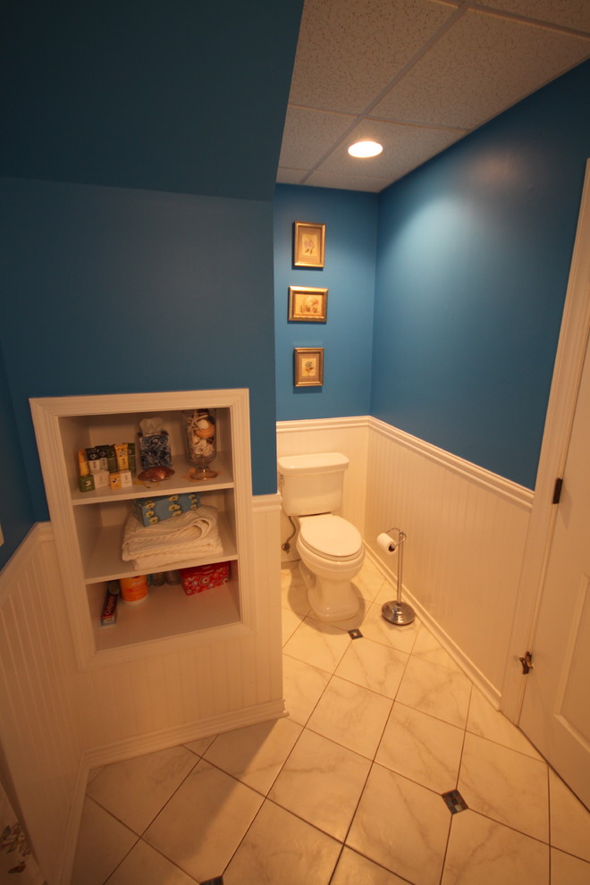 Klassisches Badezimmer mit Sockelwaschbecken, Badewanne in Nische, Duschnische, Wandtoilette mit Spülkasten, weißen Fliesen und Keramikfliesen in New York