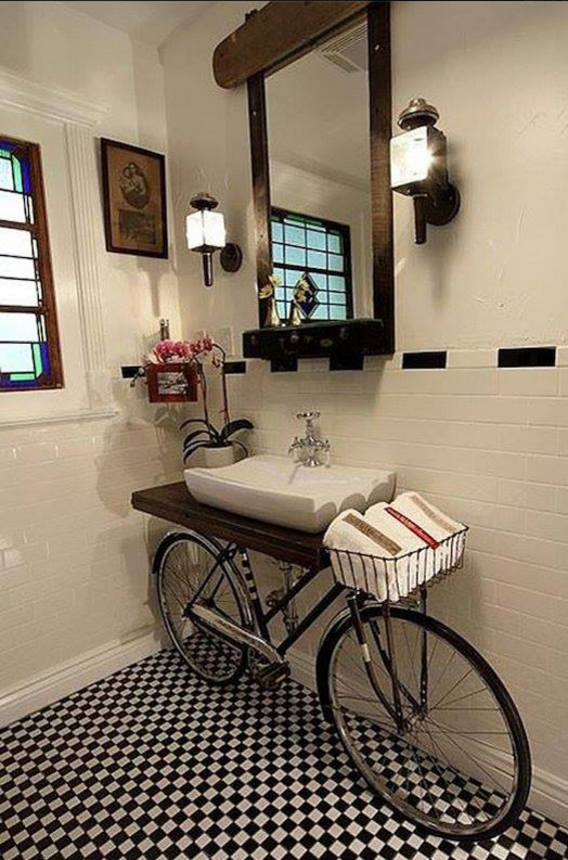 トロントにあるお手頃価格の中くらいなトランジショナルスタイルのおしゃれなバスルーム (浴槽なし) (家具調キャビネット、白い壁、ベッセル式洗面器、木製洗面台) の写真
