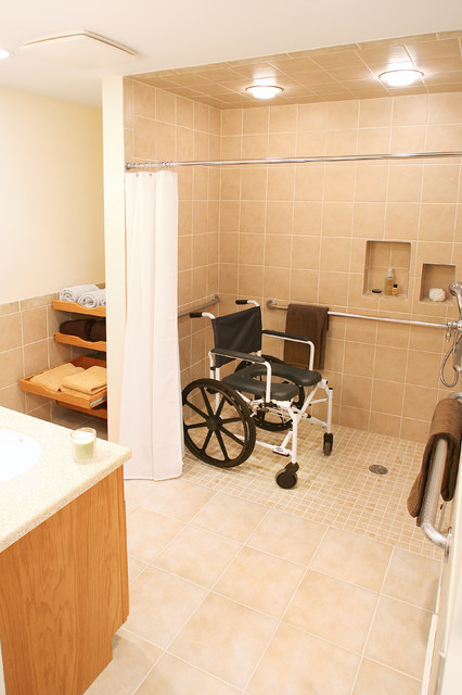 Comment adapter la salle de bains à une personne à mobilité réduite ?