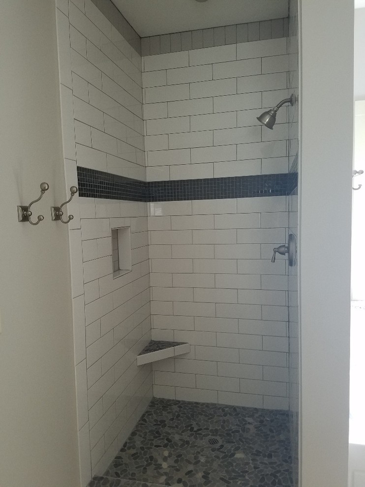 На фото: главная ванная комната среднего размера в классическом стиле с накладной ванной, открытым душем, белой плиткой, стеклянной плиткой, серыми стенами, полом из цементной плитки и столешницей из плитки