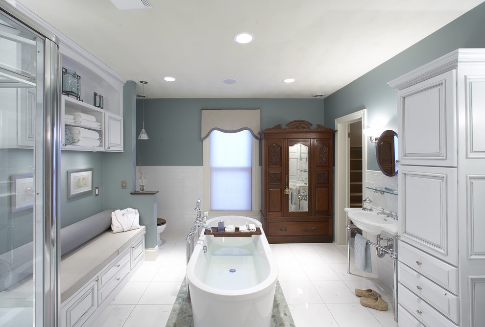 シカゴにあるトラディショナルスタイルのおしゃれな浴室 (置き型浴槽、コンソール型シンク) の写真