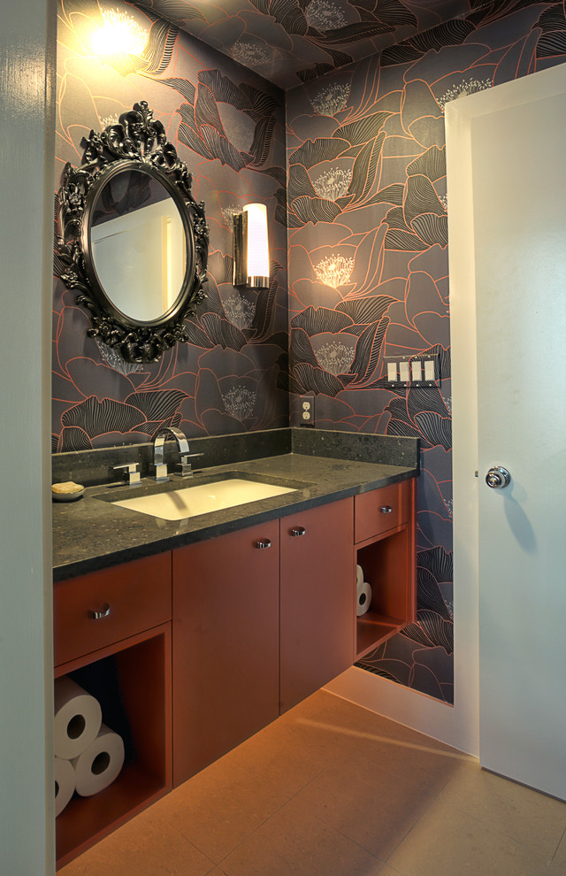 Пример оригинального дизайна: ванная комната в современном стиле с столешницей из гранита и врезной раковиной