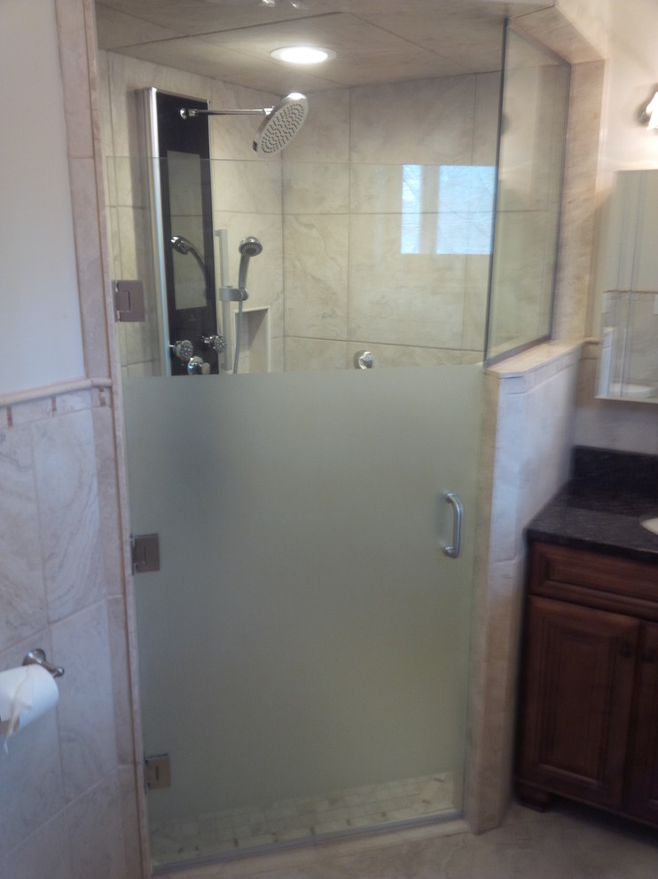 Klassisk inredning av ett litet en-suite badrum, med skåp i shakerstil, granitbänkskiva, en kantlös dusch, beige kakel, keramikplattor, grå väggar och klinkergolv i keramik