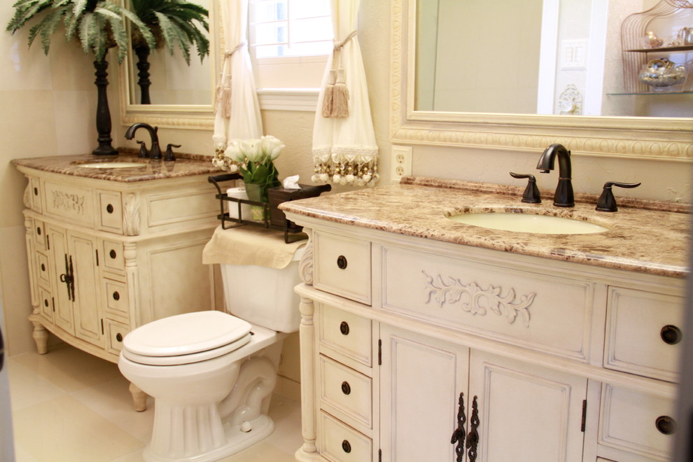 Idéer för att renovera ett mellanstort en-suite badrum, med möbel-liknande, beige skåp, marmorbänkskiva, vit kakel, marmorgolv, ett integrerad handfat, en dusch/badkar-kombination, en toalettstol med hel cisternkåpa och beige väggar
