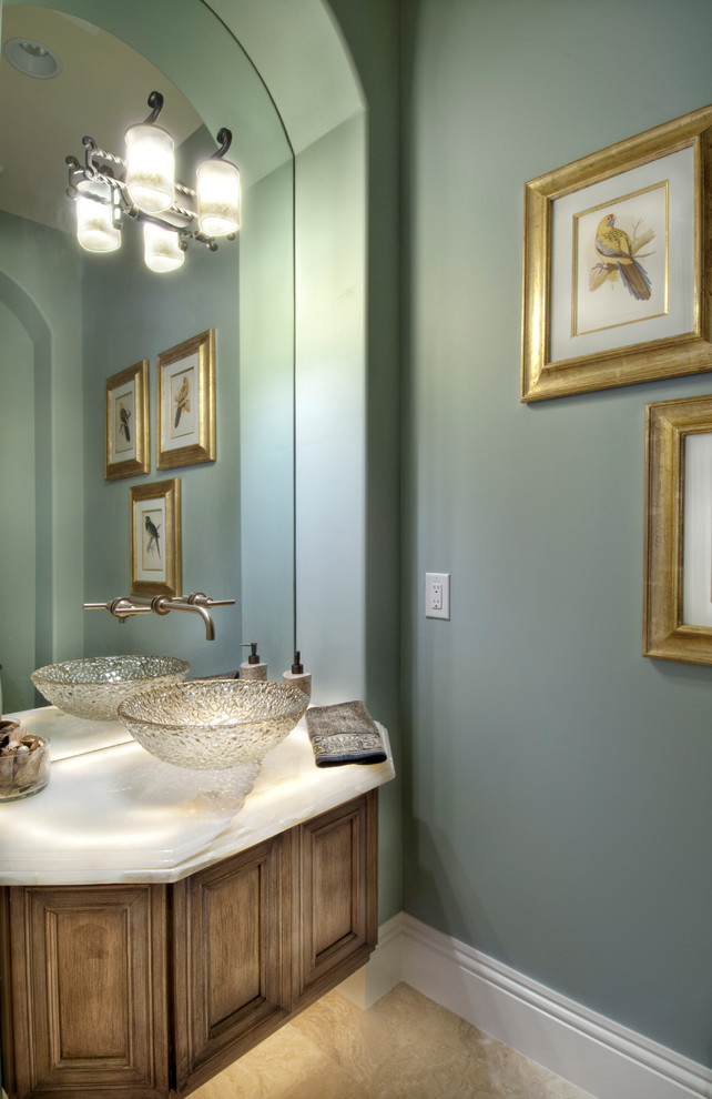 Пример оригинального дизайна: ванная комната в стиле неоклассика (современная классика) с фасадами с декоративным кантом, искусственно-состаренными фасадами, синими стенами, душевой кабиной и настольной раковиной