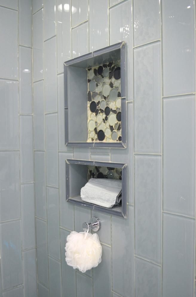 Mittelgroßes Klassisches Duschbad mit Schrankfronten im Shaker-Stil, weißen Schränken, Eckdusche, Toilette mit Aufsatzspülkasten, blauen Fliesen, Glasfliesen, blauer Wandfarbe, Marmorboden, Unterbauwaschbecken und Mineralwerkstoff-Waschtisch in Tampa