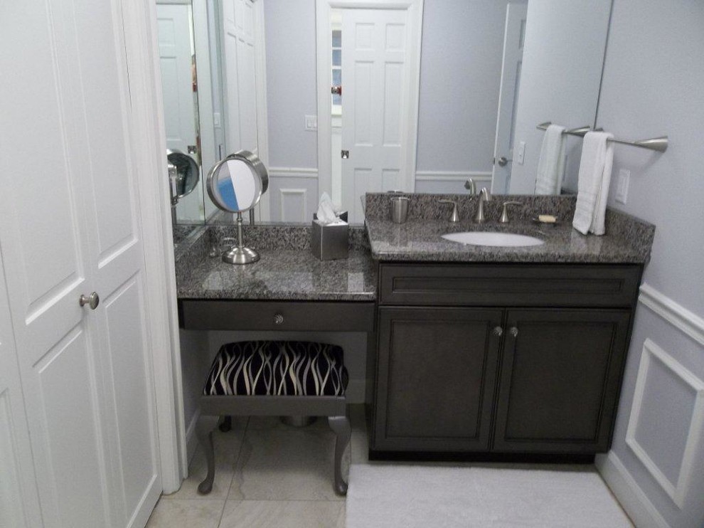 Mittelgroßes Klassisches Duschbad mit profilierten Schrankfronten, grauen Schränken, Toilette mit Aufsatzspülkasten, lila Wandfarbe, Keramikboden, Unterbauwaschbecken und Granit-Waschbecken/Waschtisch in Tampa