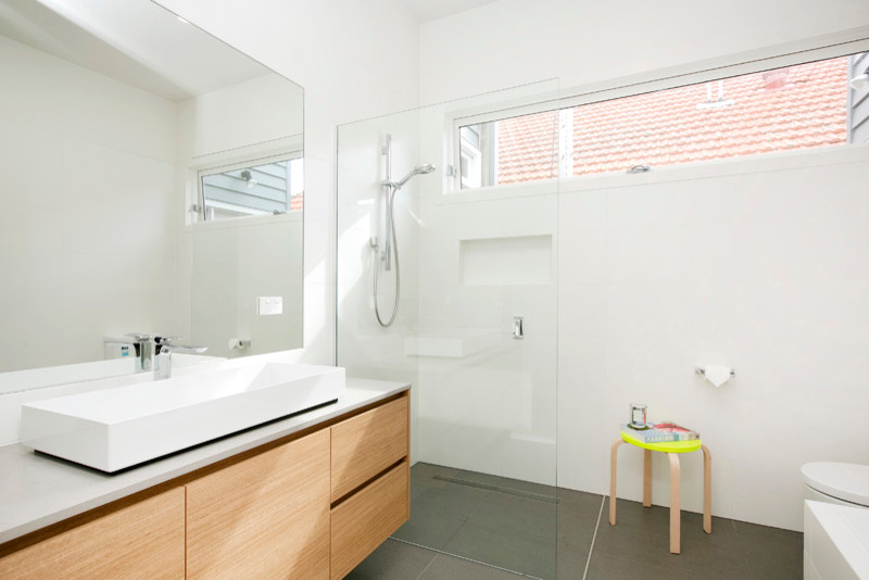 Foto di una stanza da bagno contemporanea con top in quarzo composito