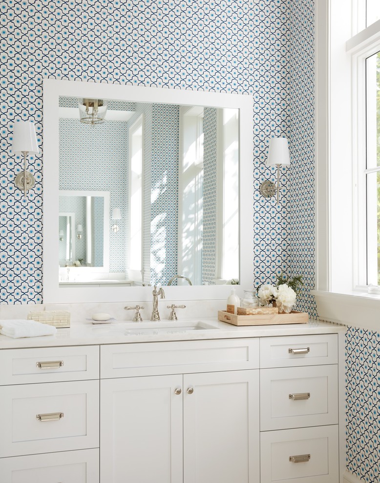 Пример оригинального дизайна: ванная комната в стиле неоклассика (современная классика) с фасадами в стиле шейкер, белыми фасадами, синими стенами, душевой кабиной и врезной раковиной
