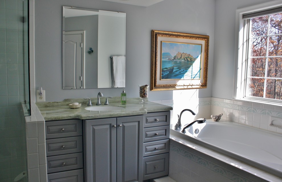 Идея дизайна: главная ванная комната в стиле неоклассика (современная классика) с накладной раковиной, фасадами в стиле шейкер, ванной в нише и синими фасадами