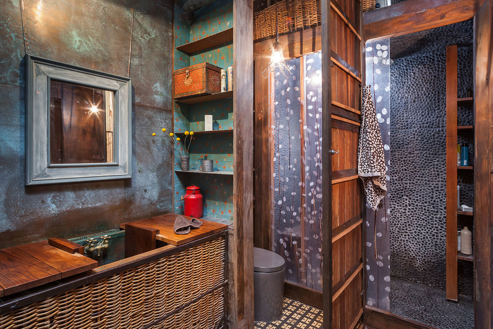 Esempio di una stanza da bagno industriale con lavabo sottopiano e piastrelle di ciottoli