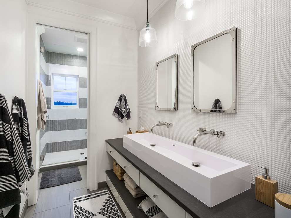 ポートランドにあるカントリー風のおしゃれな浴室 (フラットパネル扉のキャビネット、白いキャビネット、白いタイル、モザイクタイル、白い壁、横長型シンク、グレーの床、グレーの洗面カウンター) の写真