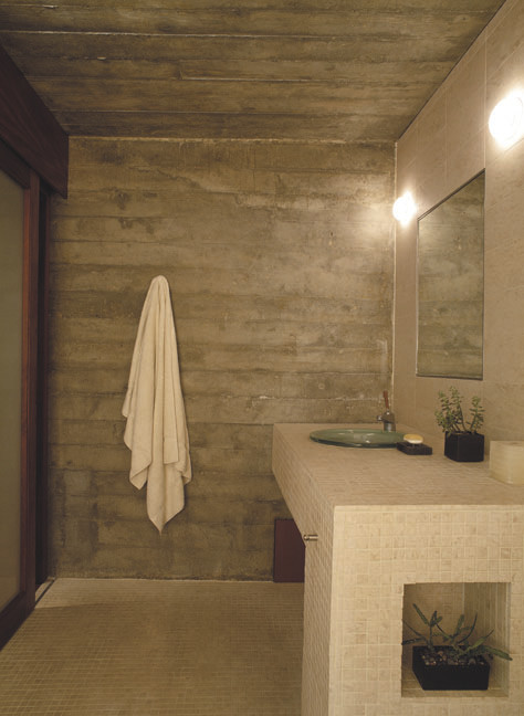 Стильный дизайн: ванная комната среднего размера в стиле модернизм с серыми стенами, бетонным полом, душевой кабиной, настольной раковиной, столешницей из плитки и серым полом - последний тренд