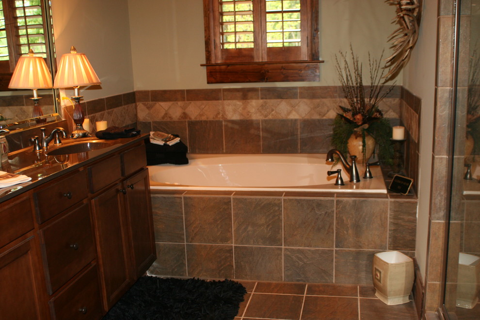 На фото: ванная комната среднего размера в стиле рустика с душевой кабиной