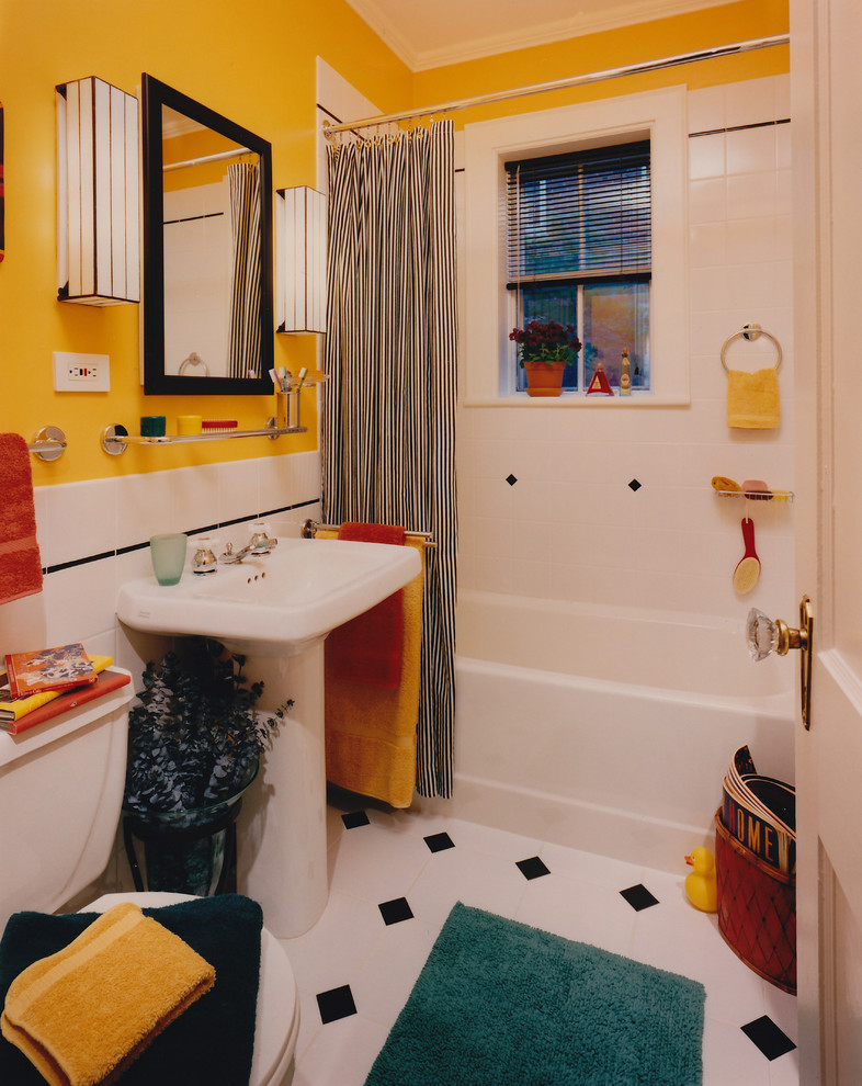 На фото: маленькая главная ванная комната в классическом стиле с ванной в нише, душем над ванной, раздельным унитазом, белой плиткой, керамической плиткой, оранжевыми стенами, полом из керамогранита и раковиной с пьедесталом для на участке и в саду с