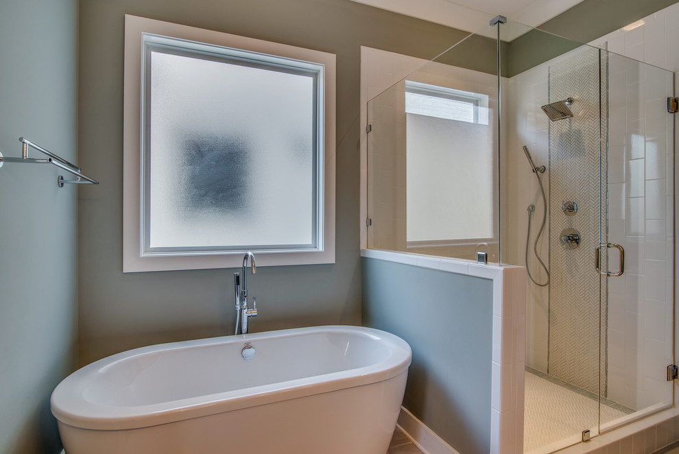 Immagine di una grande stanza da bagno padronale tradizionale con vasca freestanding, piastrelle bianche e pareti grigie