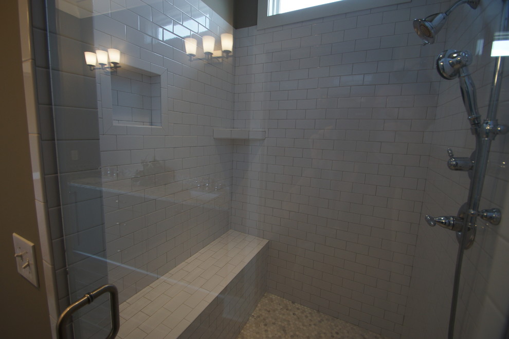 Пример оригинального дизайна: большая баня и сауна в стиле неоклассика (современная классика) с белой плиткой, плиткой кабанчик и серыми стенами