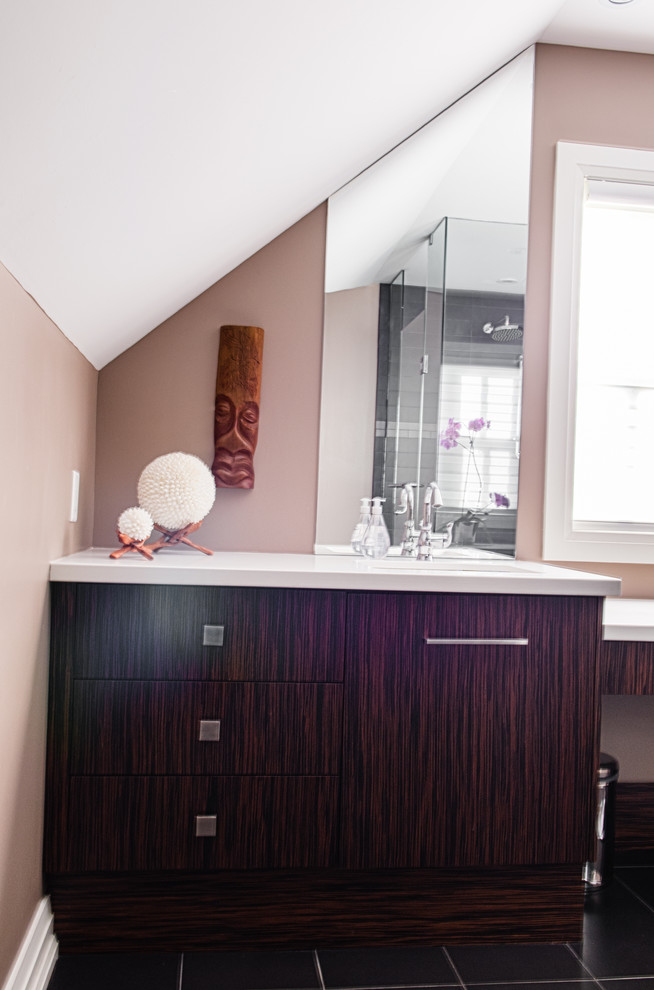 Idée de décoration pour une salle de bain principale design en bois foncé de taille moyenne avec un lavabo encastré, un placard à porte plane, un mur beige et un sol en carrelage de céramique.