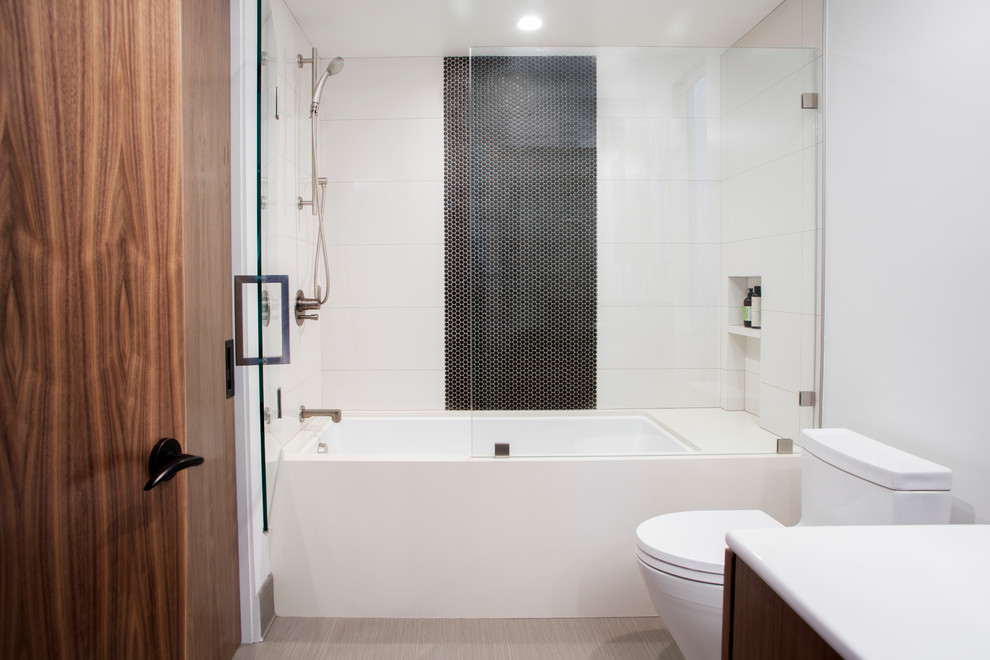 Idée de décoration pour une salle de bain design en bois brun de taille moyenne avec un placard à porte plane, une baignoire encastrée, des carreaux de porcelaine et un sol en carrelage de porcelaine.