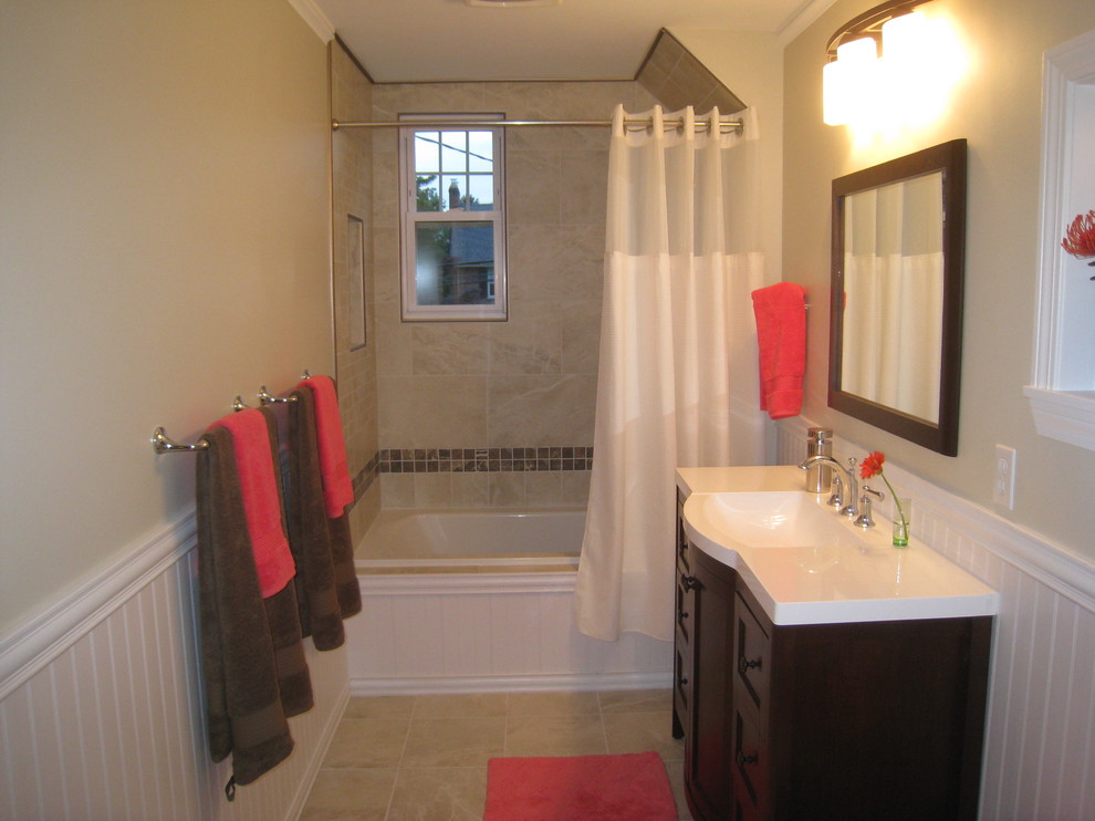 Exemple d'une petite salle de bain éclectique en bois foncé pour enfant avec un placard en trompe-l'oeil, une baignoire posée, un combiné douche/baignoire, WC séparés, un carrelage beige, des carreaux de porcelaine, un mur beige, un sol en carrelage de porcelaine, un lavabo intégré et un plan de toilette en surface solide.