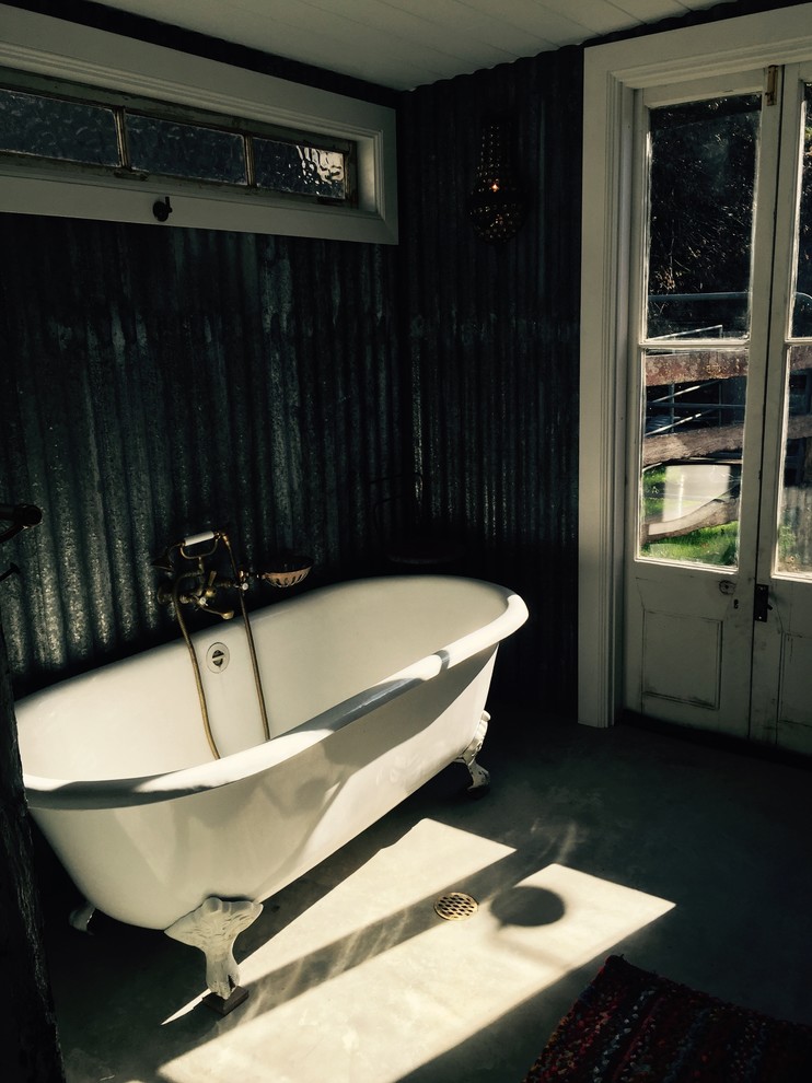 Foto på ett mellanstort rustikt badrum, med möbel-liknande, ett badkar med tassar, en dusch i en alkov och betonggolv