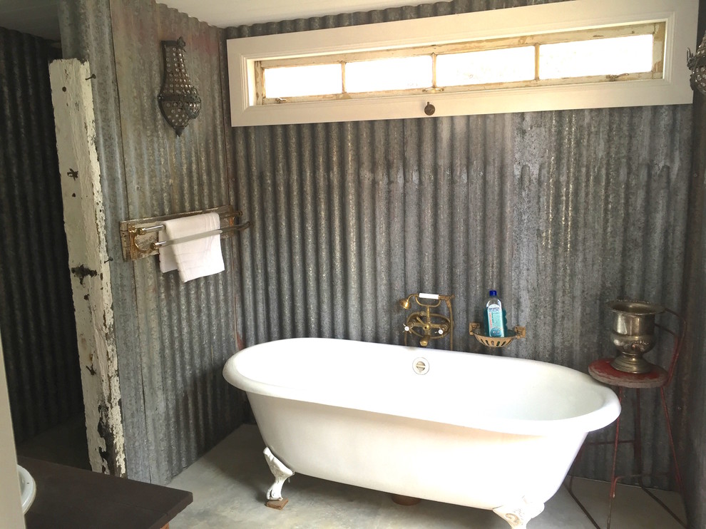 Inredning av ett rustikt litet en-suite badrum, med ett undermonterad handfat, svarta skåp, ett badkar med tassar, en dusch i en alkov, en toalettstol med hel cisternkåpa, grå väggar och betonggolv