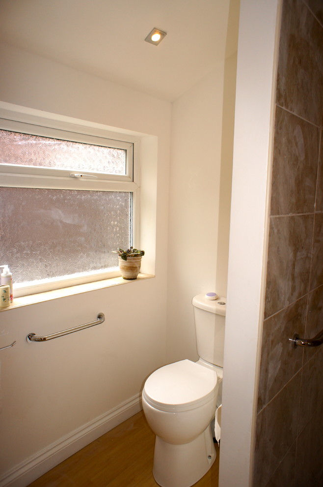 Immagine di una piccola stanza da bagno design con doccia doppia e piastrelle beige