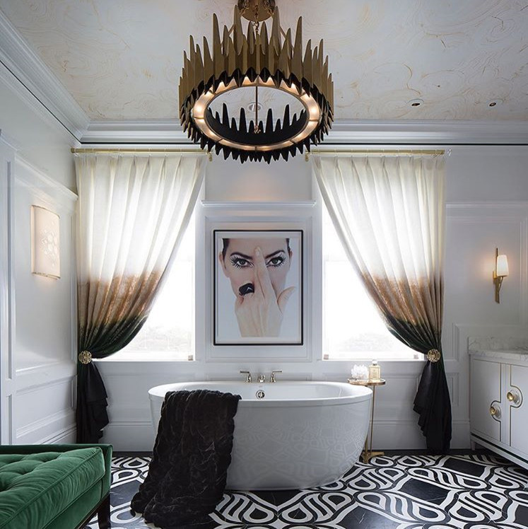 Стильный дизайн: большая главная ванная комната в стиле фьюжн с белыми фасадами, отдельно стоящей ванной, белыми стенами, полом из сланца, врезной раковиной и мраморной столешницей - последний тренд