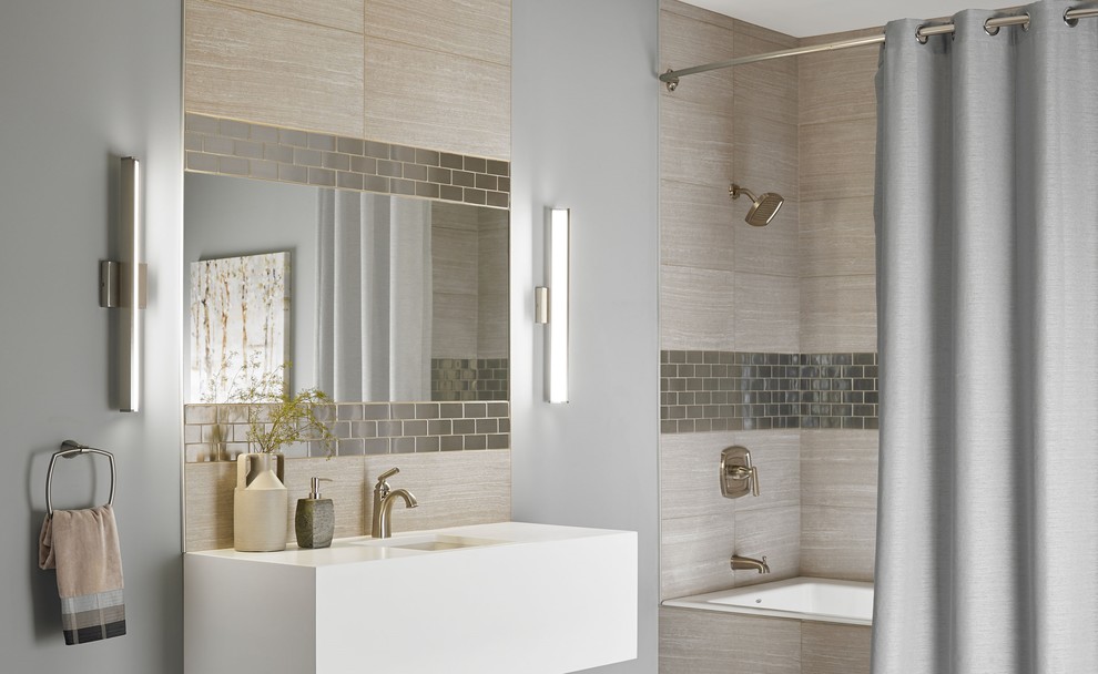 Idéer för ett mellanstort modernt badrum med dusch, med ett badkar i en alkov, en dusch/badkar-kombination, beige kakel, grå kakel, keramikplattor, grå väggar, ett undermonterad handfat och bänkskiva i kvartsit