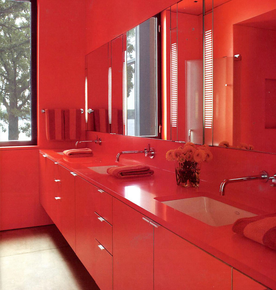 Inspiration för ett mellanstort funkis en-suite badrum, med släta luckor, röda skåp, röda väggar, travertin golv, ett undermonterad handfat och bänkskiva i akrylsten
