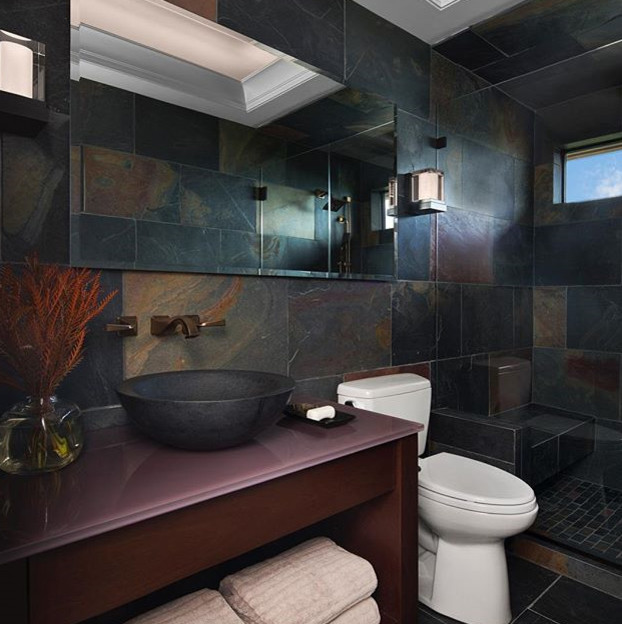 Inspiration för små moderna badrum med dusch, med skåp i mellenmörkt trä, flerfärgad kakel, stenhäll, ett fristående handfat, bänkskiva i glas, öppna hyllor, en öppen dusch, en toalettstol med separat cisternkåpa och skiffergolv