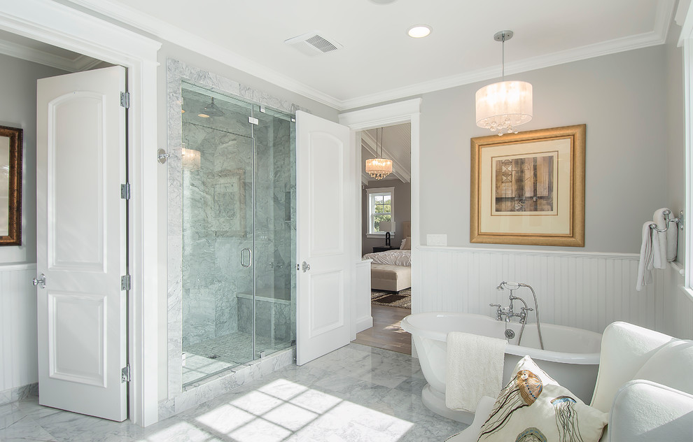 Immagine di una stanza da bagno classica di medie dimensioni con vasca freestanding, doccia alcova, piastrelle bianche e pareti grigie