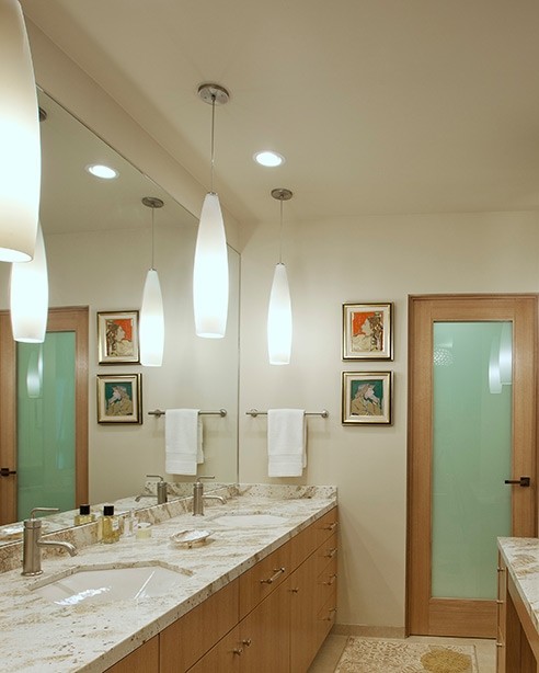 Cette image montre une grande salle de bain minimaliste.