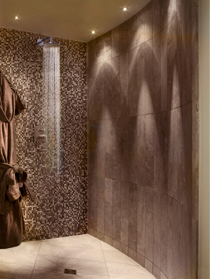 Modelo de cuarto de baño principal actual grande con ducha abierta, baldosas y/o azulejos marrones, baldosas y/o azulejos en mosaico, paredes marrones y suelo de piedra caliza