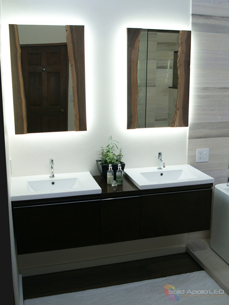 Idée de décoration pour une petite salle de bain principale minimaliste.
